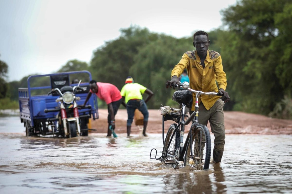 Un réfugié tente d'aller au marché et il doit passer par une zone inondée au Soudan du Sud. 