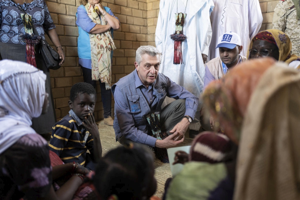 El Alto Comisionado de las Naciones Unidas para los Refugiados, Filippo Grandi, habla con Kadi Oumar, la viuda  jefa de una familia de nueve, en su nuevo hogar. 