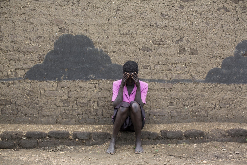 La refugiada sursudanesa Rose*, de 33 años, se sienta fuera de su albergue en el asentamiento Bidibidi de Uganda. Ella ha estado recibiendo asesoramiento desde julio de 2019, después de que intentó quitarse la vida. 