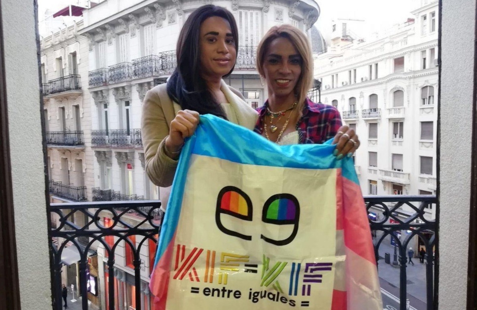 Kemdra (izquierda) y una compañera celebrando el Día de la Visibilidad Trans con la organización Kif Kif, en Madrid, en marzo de 2019. 