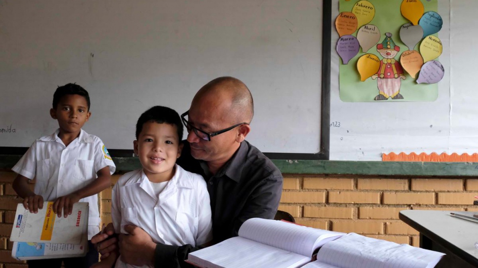 Elvin Cruz donne cours à des élèves de première année dans un centre d'enseignement soutenu par le HCR, situé dans un quartier à haut risque de Tegucigalpa, au Honduras.