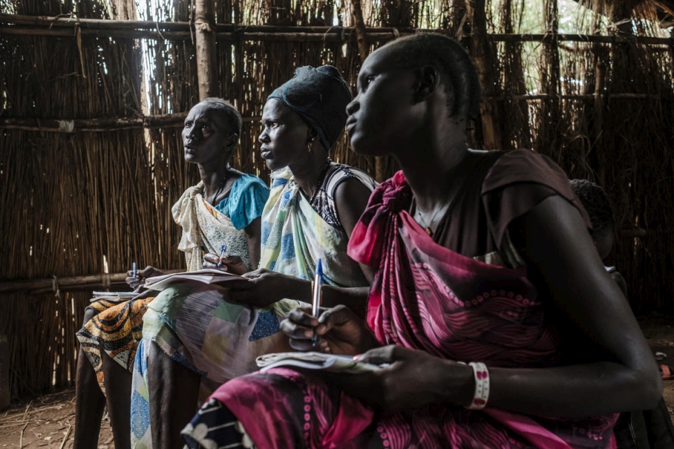 Refugiadas sursudanesas se sientan en un aula en una escuela privada para adultos en el campamento de refugiados de Jewi en Gambella, Etiopía. 