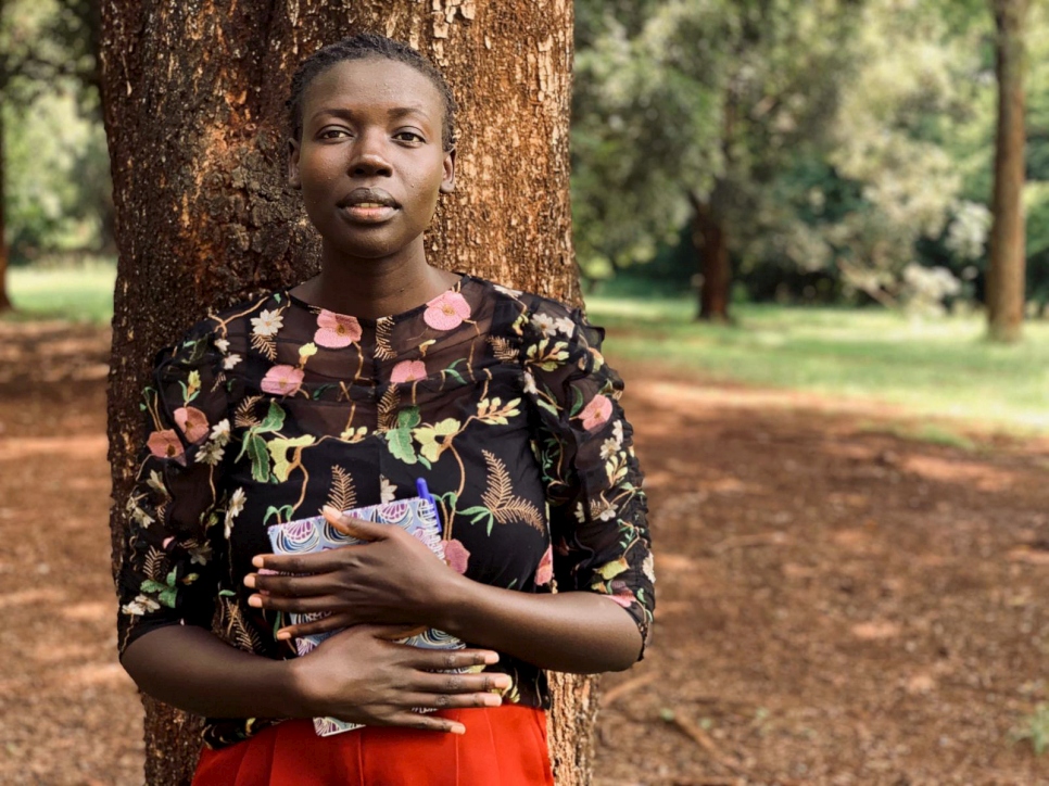 La escritora y poeta sursudanesa basada en Melbourne Bigoa Chuol pasa tiempo en un parque de Nairobi.
