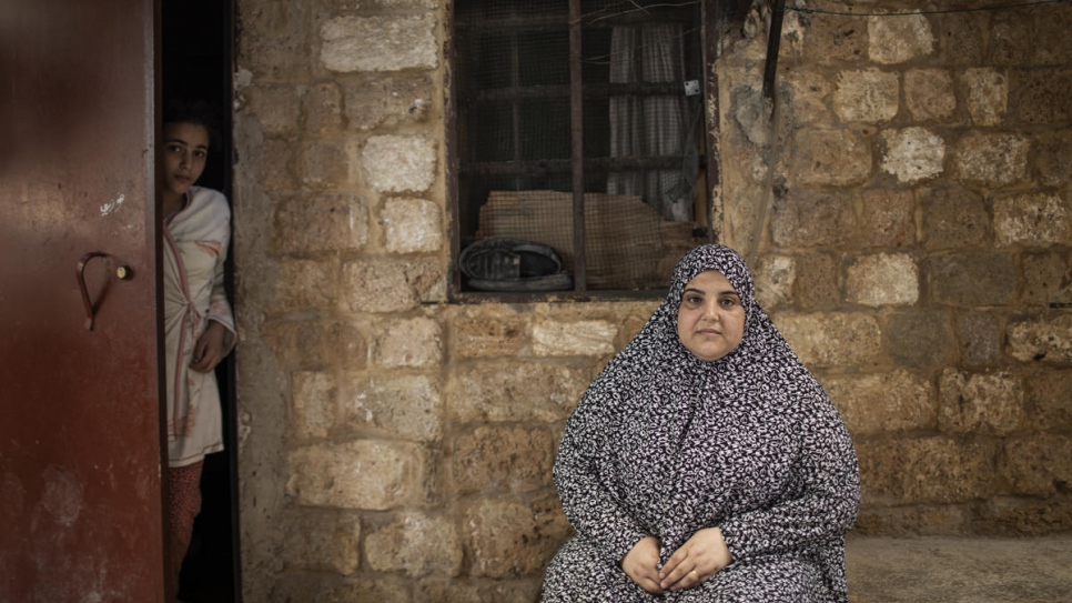 Bodour al-Qader huyó de Homs, Siria, en 2012, se casó con un sirio y es madrastra de sus cuatro hijos, incluyendo a Mahmdouha Rafik (izquierda) en Trípoli, Líbano. La familia depende de la ayuda debido a la crisis por la COVID.