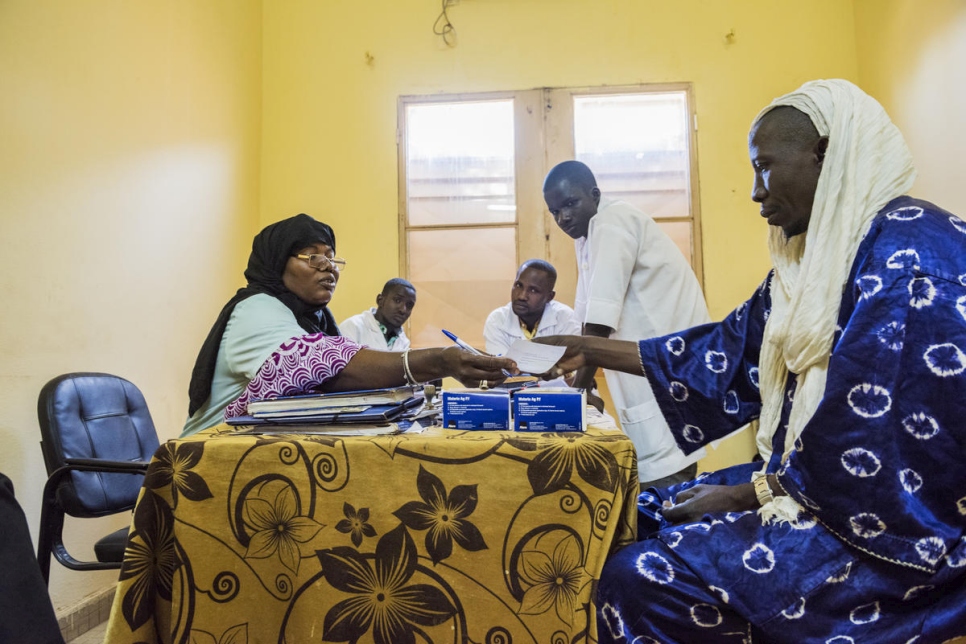 Jamilla Amadou trata a pacientes en el Centro de Salud de Referencia de Gao.