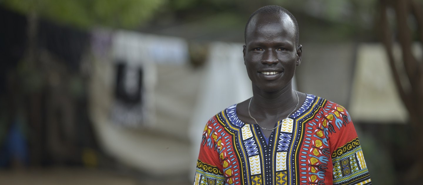 Yiech Pur Biel se tient devant sa maison au camp de réfugiés de Kakuma, au nord du Kenya. 