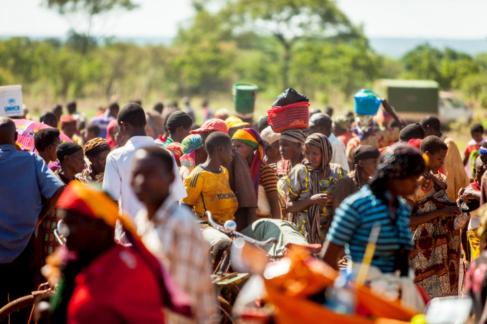 Les réfugiés burundais et les membres de la communauté d'accueil vont au marché une fois par semaine en périphérie du camp de Nduta, en Tanzanie. 