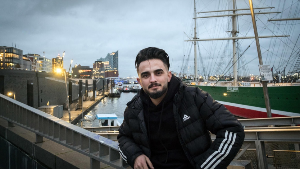 El refugiado sirio Majed Al Wawi es fotografiado en St. Pauli Landing, cerca de su lugar de trabajo, terminal de contenedores Burchardkai en el puerto Hamburgo HHLA. 