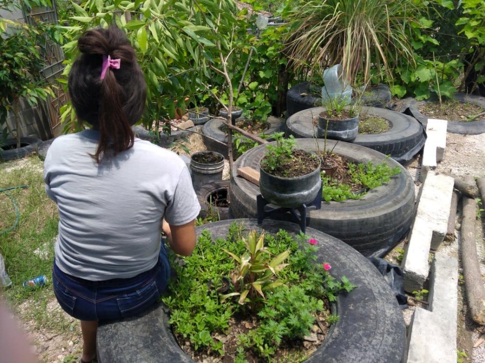 Ruth* en su patio, donde cultiva plantas aromáticas y ornamentales.