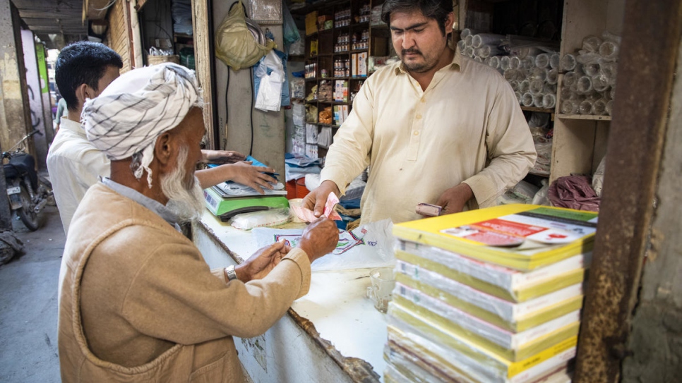 Pakistan. Afghan Refugees Open Bank Accounts