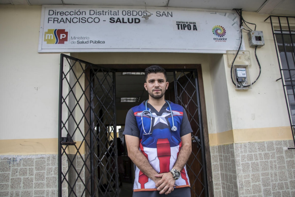 El médico venezolano Samuel Suárez participa en la respuesta de salud pública contra el coronavirus en San Francisco, una aldea remota en Ecuador.