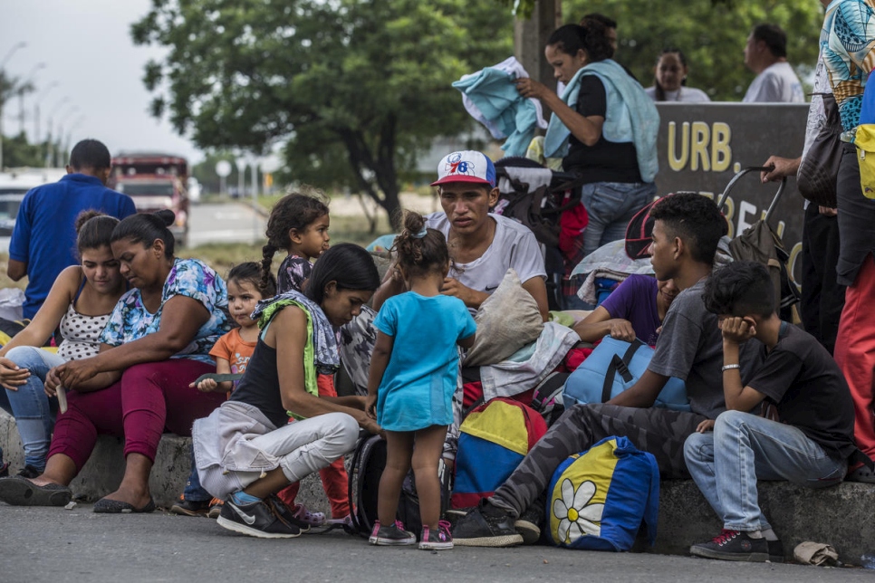 Des Vénézuéliens prennent un temps de repos après le passage de la frontière vers Cucuta, Colombie. Photo d'archives, avril 2019.  