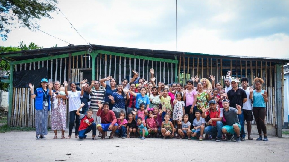 El albergue se encuentra en el terreno de la Comunidad Bautista de Pacaraima, donde se instalaron tiendas de campaña y una cocina que funciona en la parte trasera de la casa pastoral.