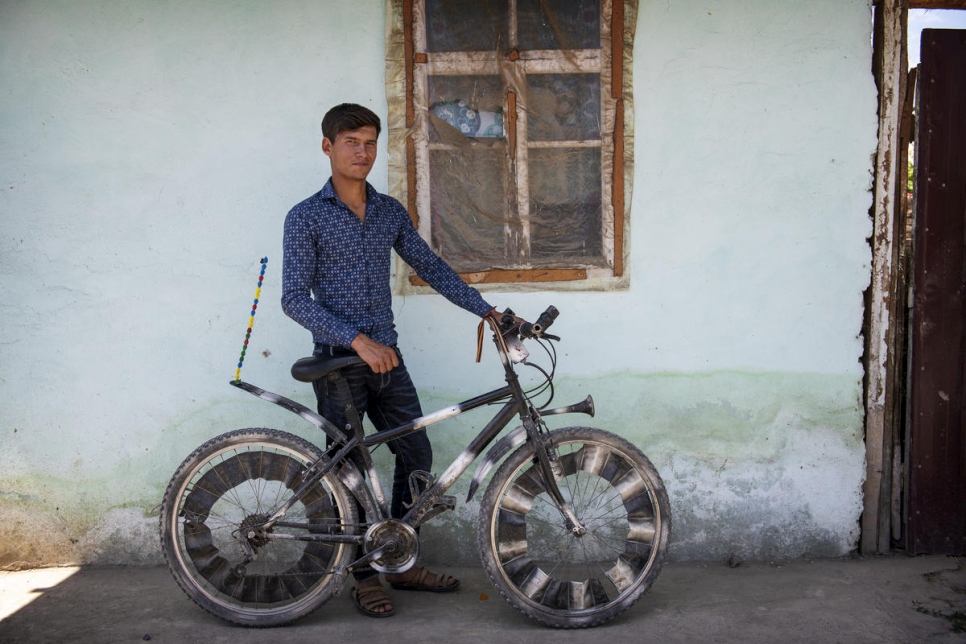 Nazir con la bicicleta personalizada con la que se desplaza por la zona.