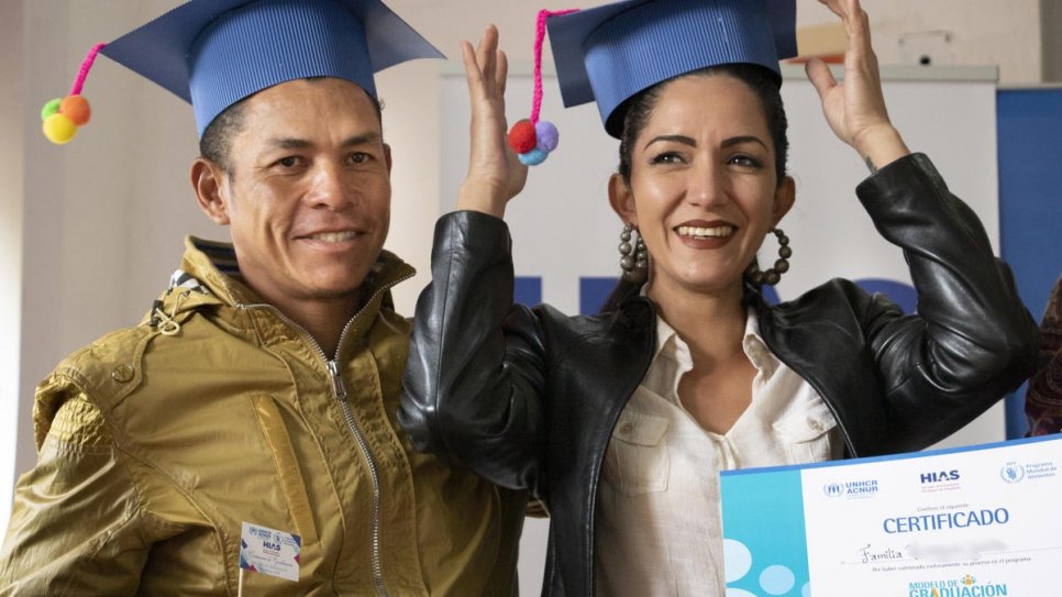 Osmar et Valéria, des ressortissants vénézuéliens, lors de la cérémonie marquant la fin de leur formation pour acquérir les compétences nécessaires afin de subvenir à leurs besoins dans leur pays d'accueil, l'Équateur. 