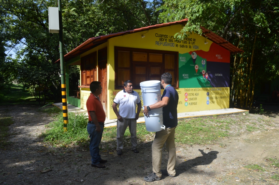 Personal del ACNUR entrega un filtro de agua a la cooperativa Nueva Alianza en Frontera Corozal, Chiapas. La cooperativa opera un centro turístico que organiza visitas a ruinas mayas.