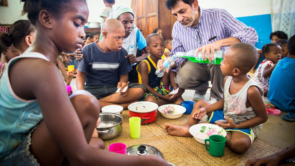 Aziz Asgaraly de Mahajanga, Madagascar, ayuda a los niños pobres y huérfanos de de Malasia en proyectos de la comunidad Karana.