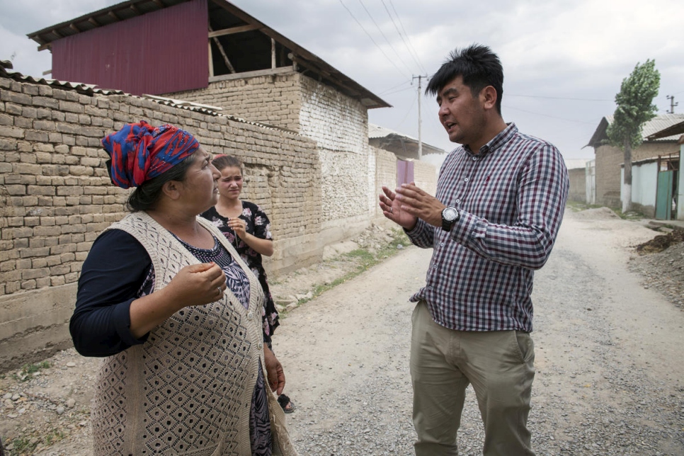 Azizbek Ashurov ofrece asesoría legal a un miembro de la comunidad nómada kirguís Lyuli.