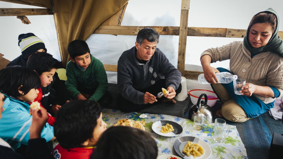 Sardar desayuna con su esposa, hijos y sobrinos en el pequeño refugio donde la familia se está alojando, en el campamento improvisado adyacente al centro de recepción e identificación de Moira, en la isla de Lesbos.