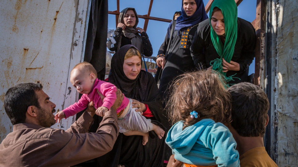 Desplazados iraquíes, principalmente de Gogjali, al este de Mosul, llegan a un albergue administrado por el ACNUR, el cual abrió hoy debido a la gran cantidad de nuevas llegadas en las últimas 24 horas.