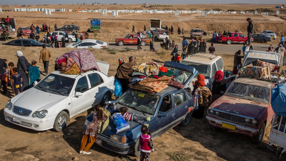 Iraquíes desplazados de Mosul llegan en carros y camiones al campamento Hasansham, administrado por el ACNUR, el cual abrió el 4 de noviembre de 2016.