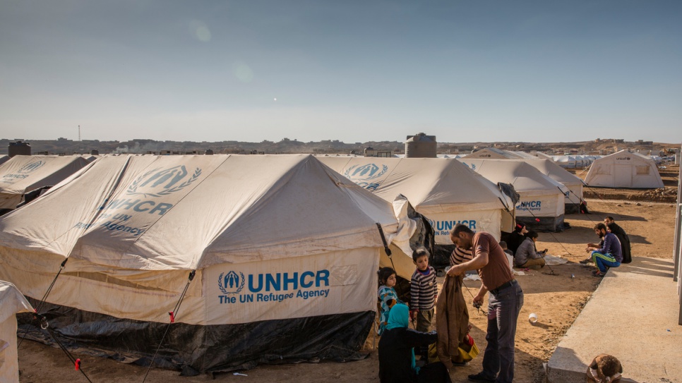 Iraquíes desplazados de Mosul llegan al campamento Hasansham, administrado por el ACNUR, el cual abrió el 4 de noviembre de 2016.