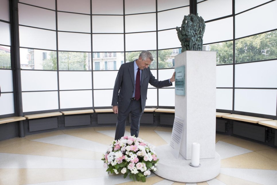 Le Haut Commissaire des Nations Unies pour les réfugiés, Filippo Grandi, dépose une gerbe au pied du mémorial pour le personnel au siège de l'Agence des Nations Unies pour les réfugiés à Genève lors de la Journée mondiale de l'aide humanitaire. 