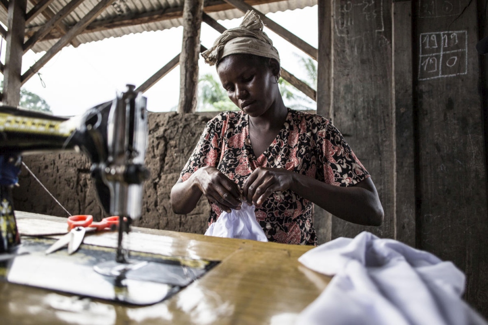 Clémentine, sobreviviente del Ejército de Resistencia del Señor, imparte una clase de costura en el centro de la hermana Angélique en Dungu (República Democrática del Congo).