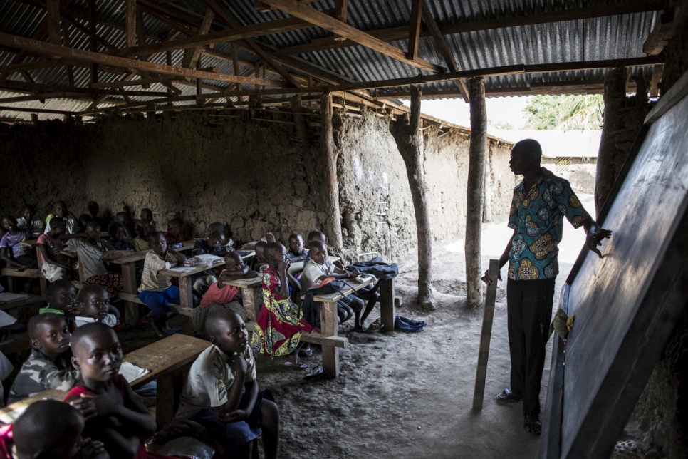 Un maestro da clase en una escuela codirigida por la ganadora del Premio Nansen para los Refugiados de 2013, la hermana Angélique Namaika, en Dungu (República Democrática del Congo).