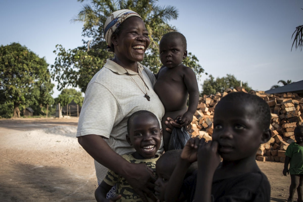 La hermana Angélique Namaika, ganadora del Premio Nansen para los Refugiados, abraza a algunos de los huérfanos y huérfanas a los que cuida en su centro de Dungu (República Democrática del Congo).