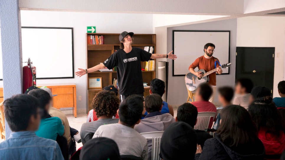 Danny Ocean y su guitarrista hicieron una presentación para los niños del alergue.