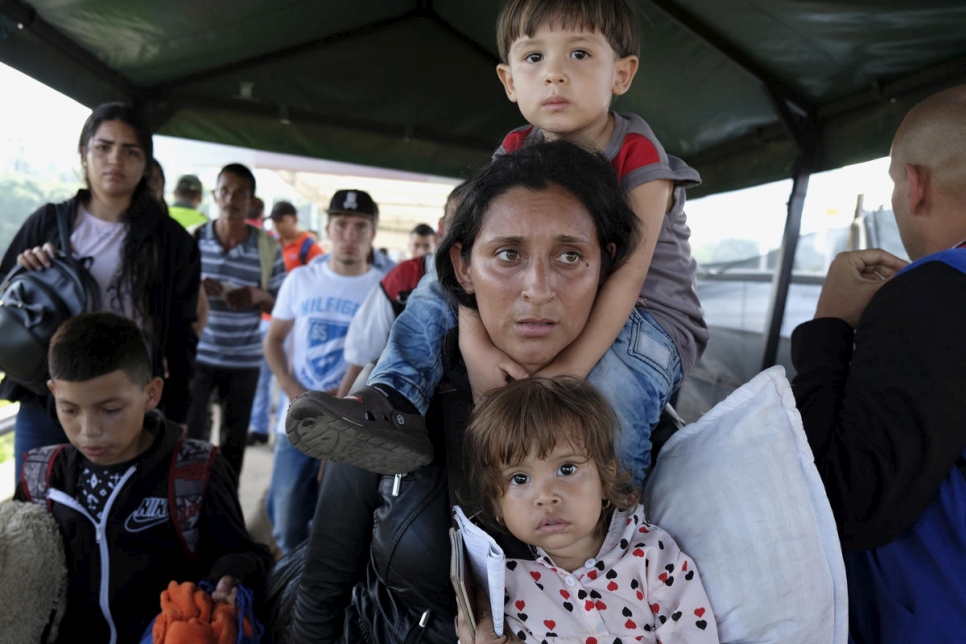 Des réfugiés et migrants vénézuéliens traversent le pont international Simon Bolivar vers la Colombie. 