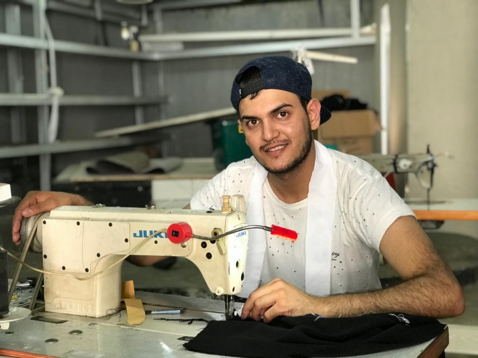 Ahmad Musawer Faizi, de 21 años, trabaja en diseños de moda en el taller Markamarie de Franka Soeria en el sur de Yakarta. 