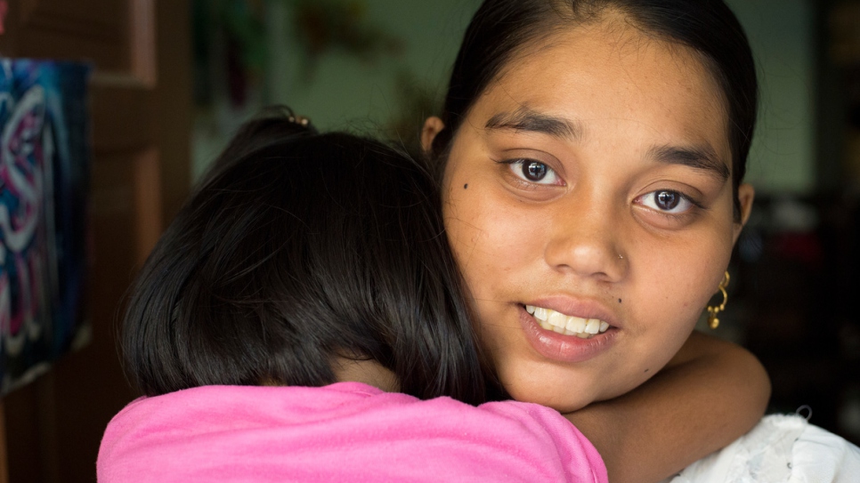 Shamshidah, refugiada Rohinyá de 18 años, estudiante en una escuela informal para refugiados en Kuala Lumpur, Malasia, con su hermana de cinco años, Ruaidhah.