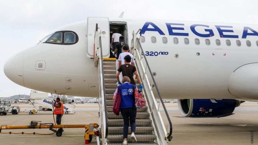 Een groep alleenstaande kinderen op de luchthaven Eleftherios Venizelos in Athene gaat aan boord van een vlucht naar Portugal in het kader van een EU-herplaatsingsregeling. © IOM/Christine Nikolaidou