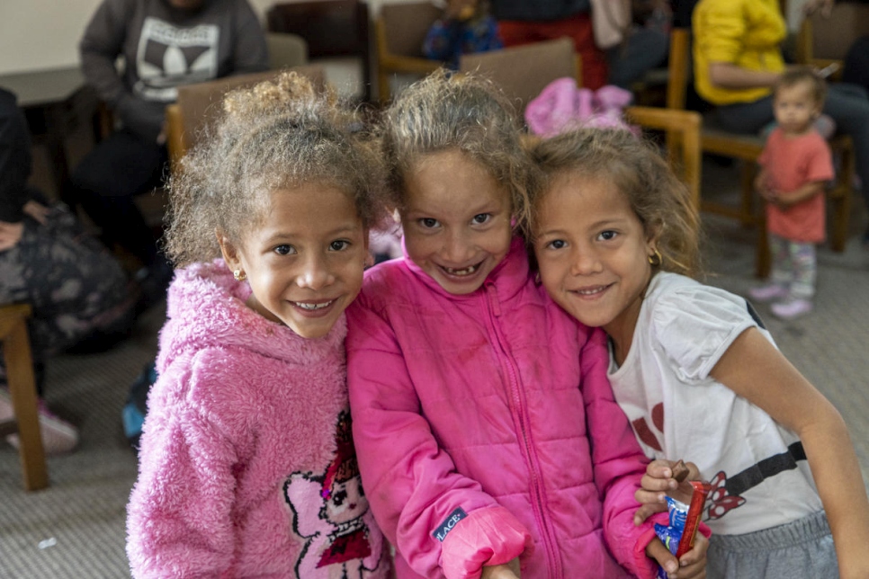 Niñas venezolanas en un centro de atención para refugiados y migrantes en La Paz, Bolivia.