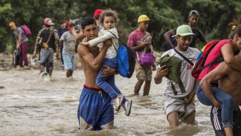 Des familles vénézuéliennes traversent à pied la rivière Tachira en quête de nourriture et de sécurité à Cúcuta, en Colombie. 
