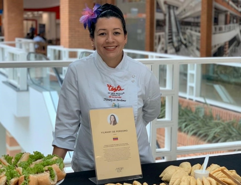 La refugiada venezolana Yilmary presenta sus platos tradicionales en una feria gastronómica celebrada en São Paulo el año pasado. 