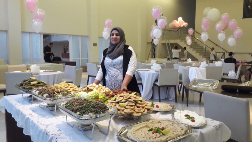 La refugiada siria Muna presenta la amplia variedad de alimentos árabes en uno de los servicios que prestó en São Paulo, antes de la pandemia.