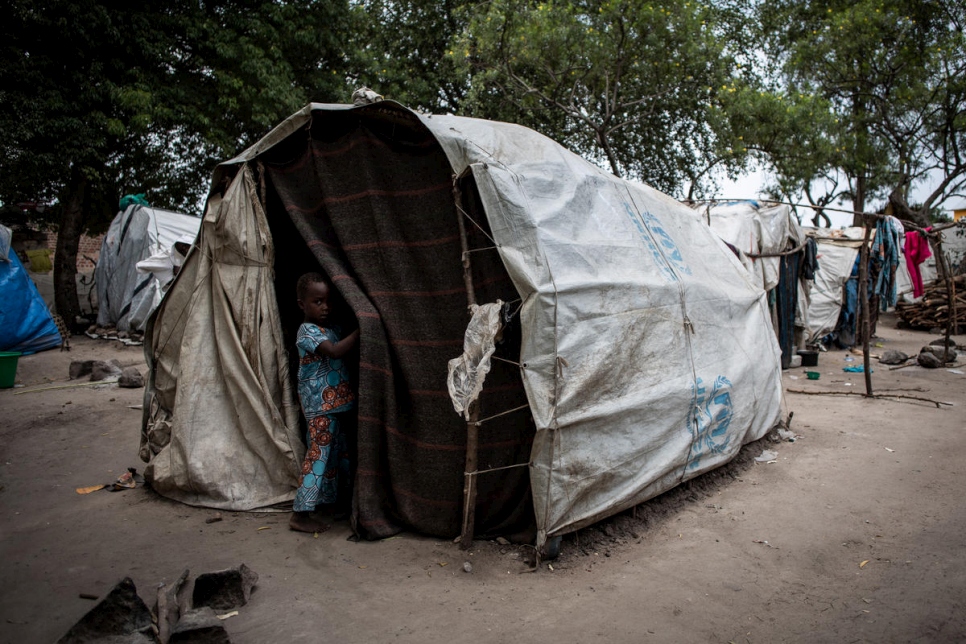 Un niño delante de su tienda de campaña en un campamento para desplazados internos en Kasenyi.