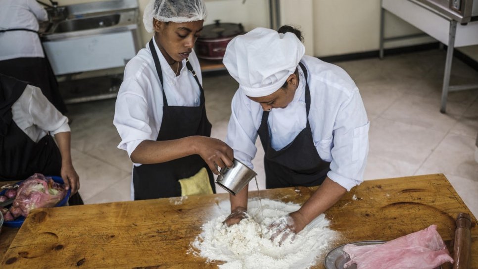 Des réfugiées et leurs camarades éthiopiennes préparent des repas ensemble dans le cadre d'un cours de cuisine au Nefas Silk Polytechnic College à Addis Abeba, Ethiopie.