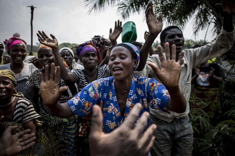 Claudine Nyanzira, una refugiada burundesa de 29 años que está embarazada de seis meses y se beneficia del proyecto agrícola de Evariste Mfaume, canta y baila en el campo de refugiados de Lusenda. 