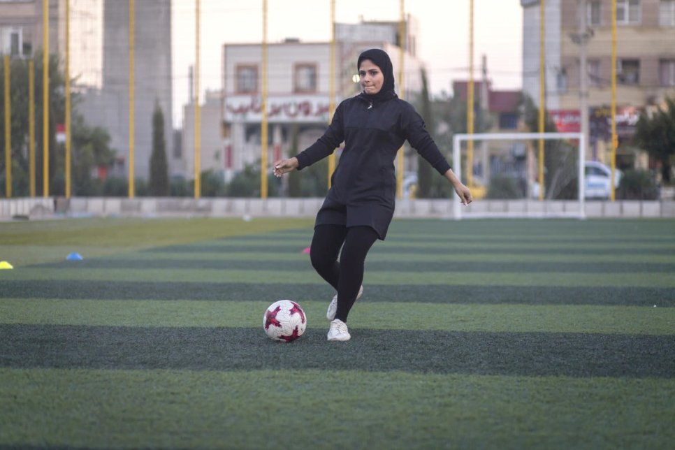 تقول روزما: "كل ما أردت فعله هو لعب كرة القدم، لكن لم يُسمح لي بذلك كوني فتاة".