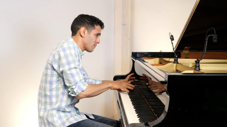 Aeham Ahmad, le « pianiste de Yarmouk », durant l'enregistrement du morceau joué en vue de la cérémonie virtuelle de remise de la distinction Nansen pour les réfugiés, Allemagne. 