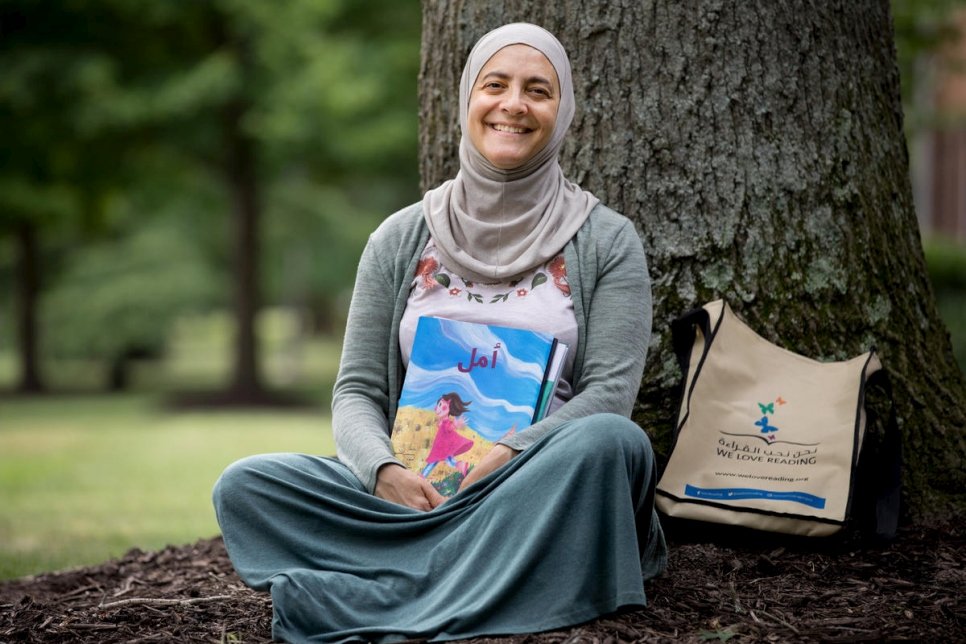 Rana Dajani, de nationalité jordanienne, fondatrice et directrice de 'We Love Reading', est photographiée dans un parc de Richmond, en Virginie. 
