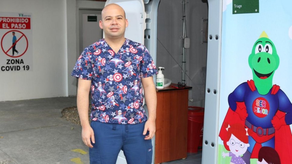 Venezuelan doctor Albert Cova provides care for children in the coronavirus isolation area of a local hospital built with in part with help from UNHCR. 