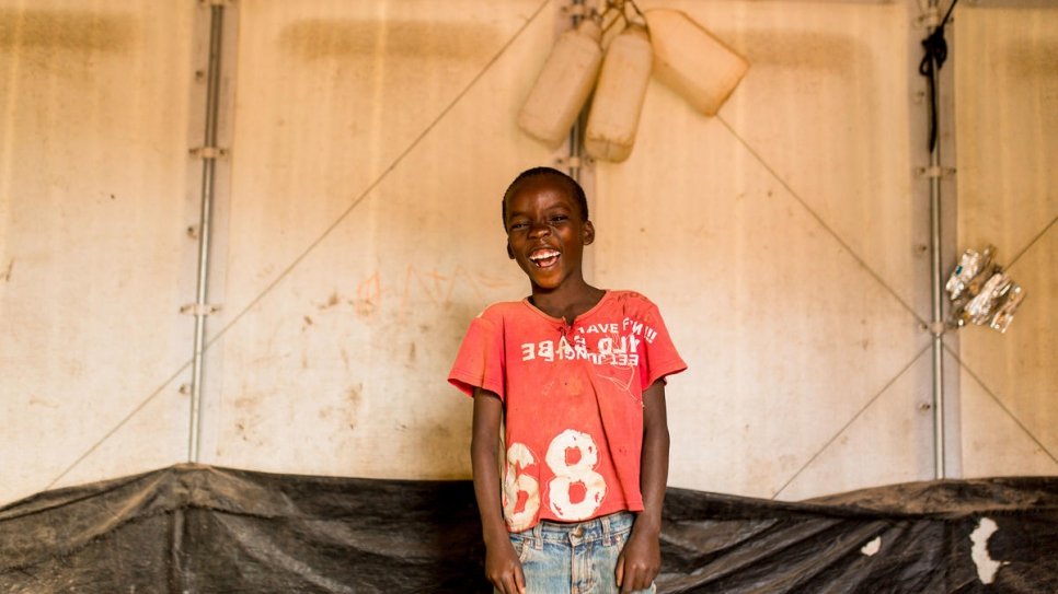 Un enfant rit au camp de réfugiés de Kigoma, en Tanzanie.  