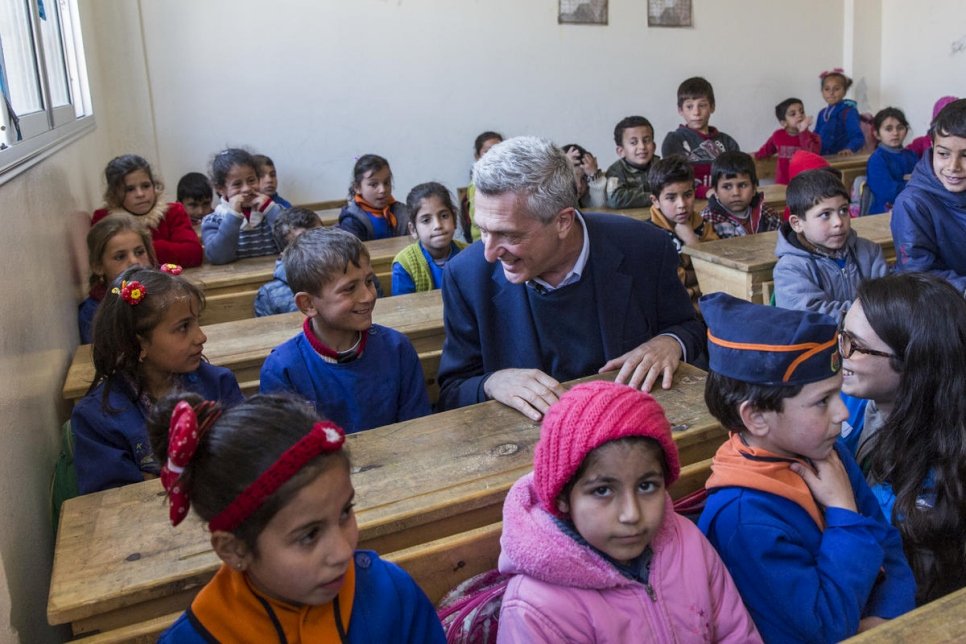 Filippo Grandi en discussion avec des élèves à l'école d'Al-Shuhada, à Sourane, Syrie. 