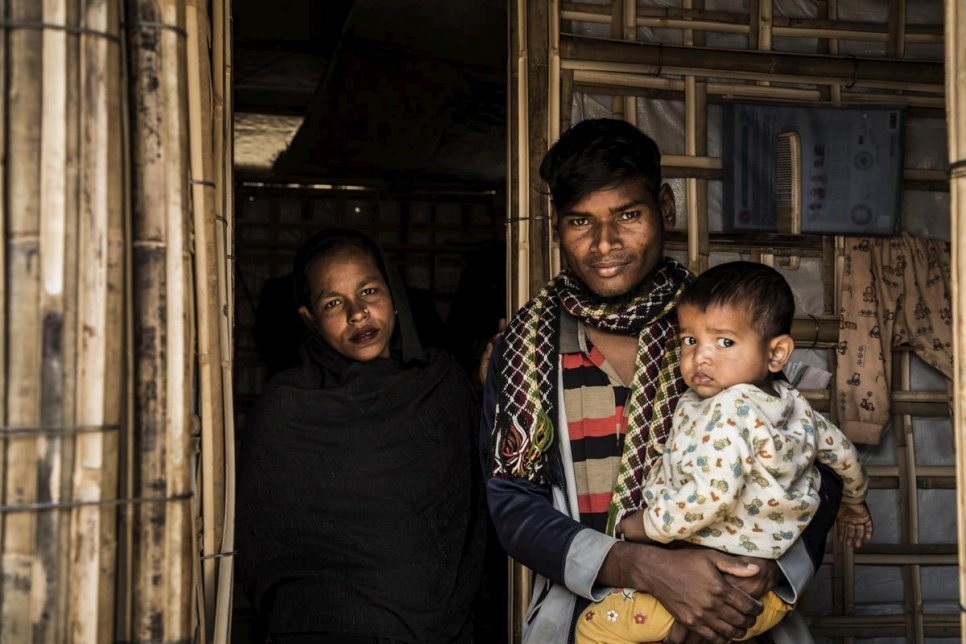 Une famille de réfugiés rohingyas à la porte de leur abri dans le camp de Kutupalong, Bangladesh, janvier 2020. 