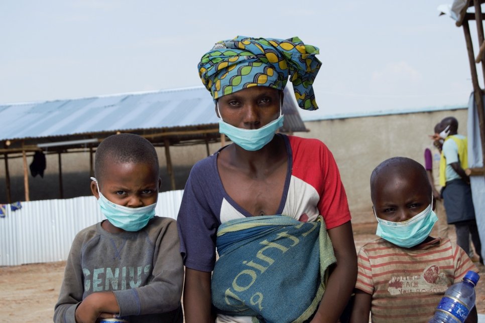 La réfugiée burundaise Géraldine attend avec ses enfants pour se faire enregistrer au centre de transit de Gatumba, au Burundi. 